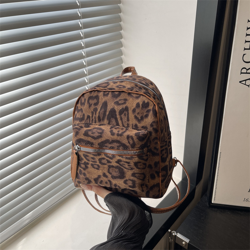 Nicho Hot Girl nueva mochila de dibujos animados con patrón de leopardo para almacenar mochila de peluche de viaje al aire libre