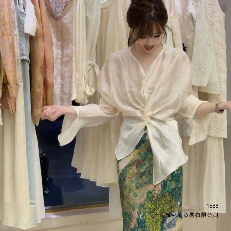 2026 Summer New Style Twisted Irregular Sun-Protective Shirt Design, New Chinese Style Thin Top for Women 2026 Summer New Style Twisted Irregular Sun-Protective Shirt Design, New Chinese Style Thin Top for Women