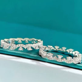 戒指;项链;耳钉