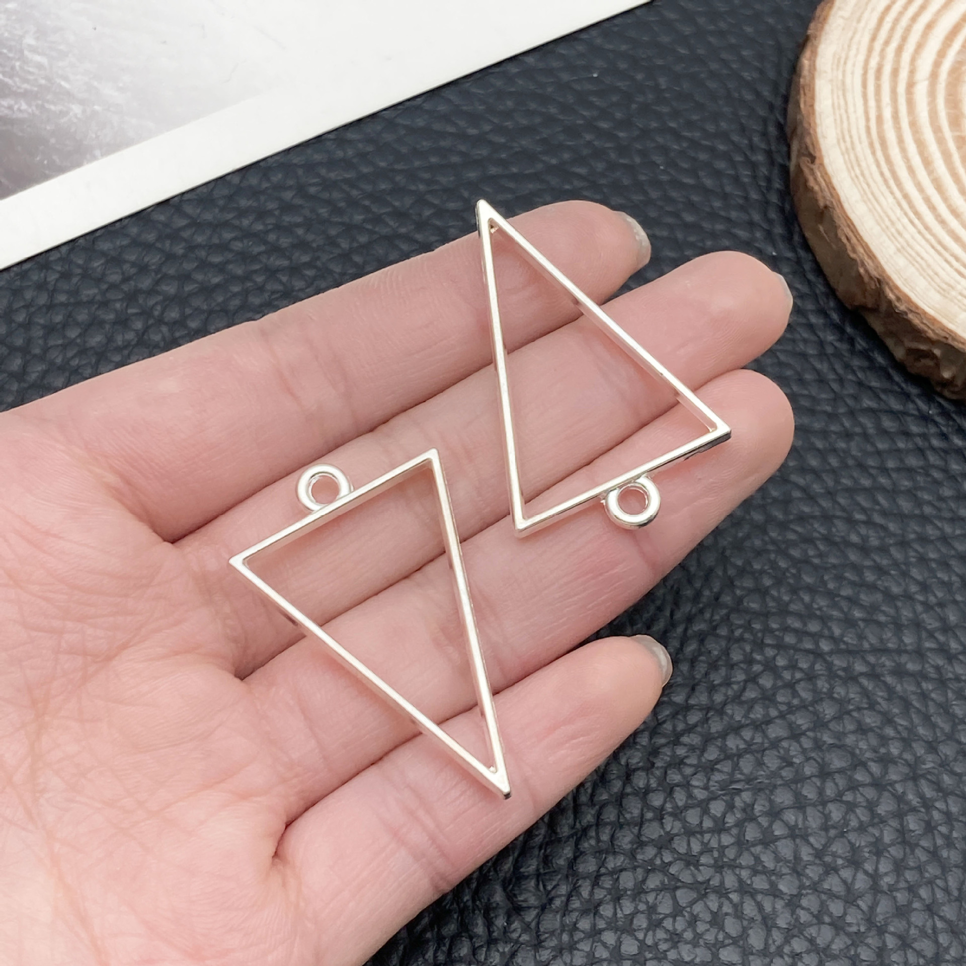 22251-LJ-亮银锌合金倒三角形相框边框39x25mm-