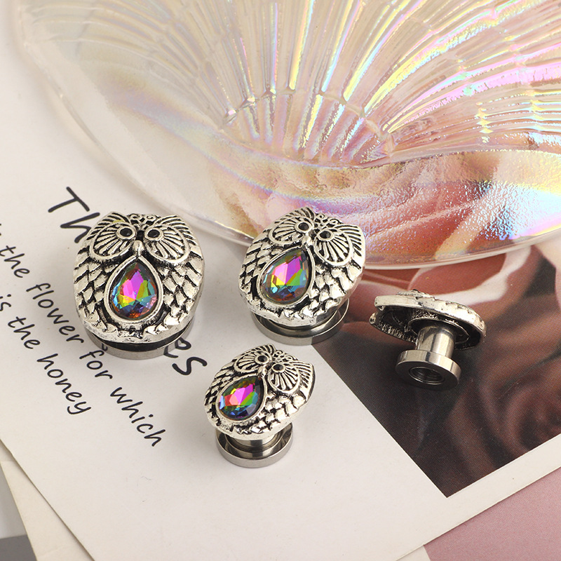 Pointed titanium steel lip stud product view
