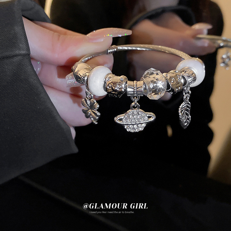 Nicho de la moda versátil pulsera de alto grado de lujo luz diseño personalizado pulsera de Saturno abierto de diamantes incrustado transfronterizo