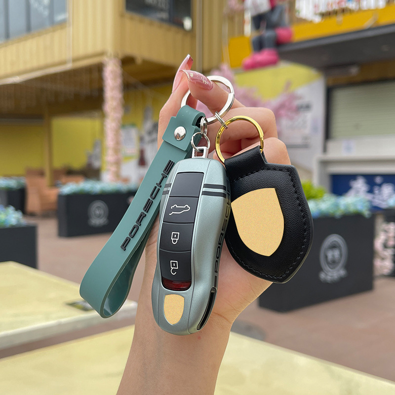 모델 A 다크 나이트 그린에는 쉴드 + 열쇠고리가 함께 제공됩니다.