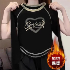 デコルテの底のシャツの女性の秋冬のベルベットの厚い丸首の黒色の中で長袖のtシャツの短いタイプの色の独特な上着を合わせます。