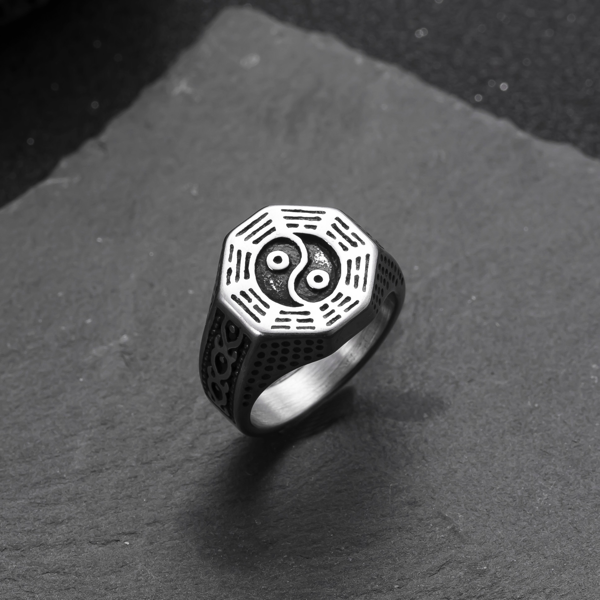 Anillo de acero inoxidable transfronterizo europeo y americano Cruz de fundición Anillo de hombre Hip Hop Retro Fabricante al por mayor de joyería de acero de titanio