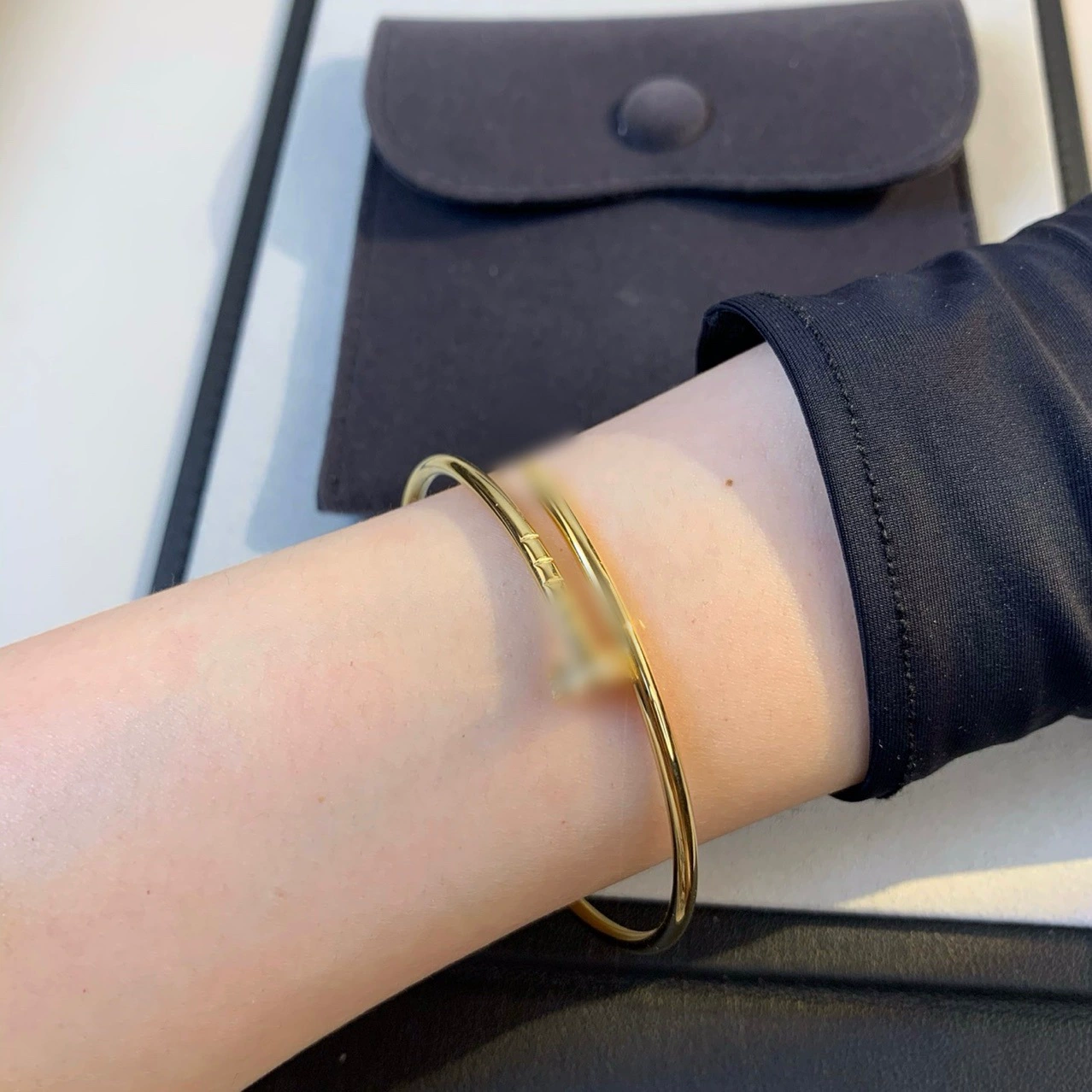 Класс bracelets? Похоже: "Classic golden fashionable bracelet for beloved, 18 carat, pink gold, light luxury style"