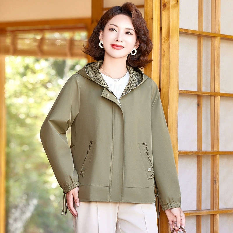 Новая стильная весенне-осенняя куртка для мам, однотонная, стильный женский плащ среднего возраста, топ с капюшоном, свободная куртка для верхней одежды.