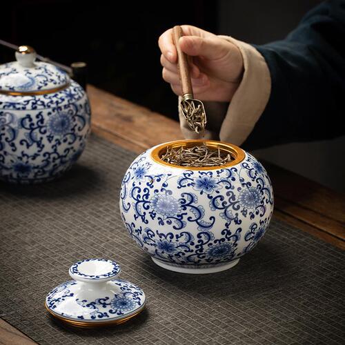 Blue and white tea cans, ceramic sealed cans, household high-end large half-pound storage Chinese-style retro Pu'er general cans