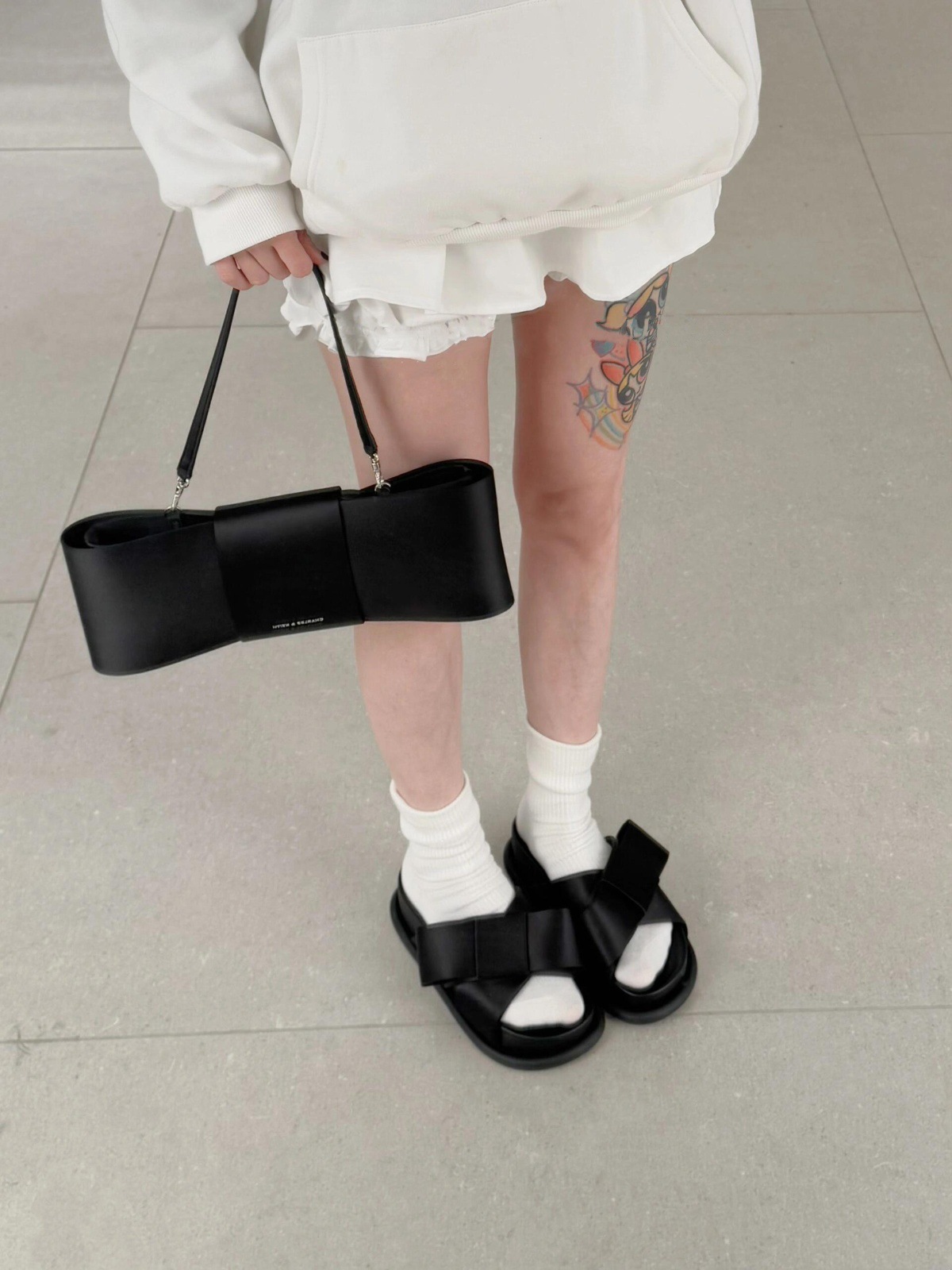 Verano de piel de oveja ~ nuevo arco de cuero grueso fondo zapatillas de una sola palabra para la mujer de la ropa exterior de media altura de tacones altos zapatillas frías