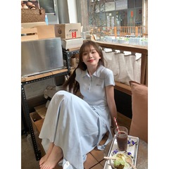 ケーキを切る、小さな女の子向けの自家製、夏らしいデザイン、ユニークで美しいドレス、青い寛大な半袖スカート