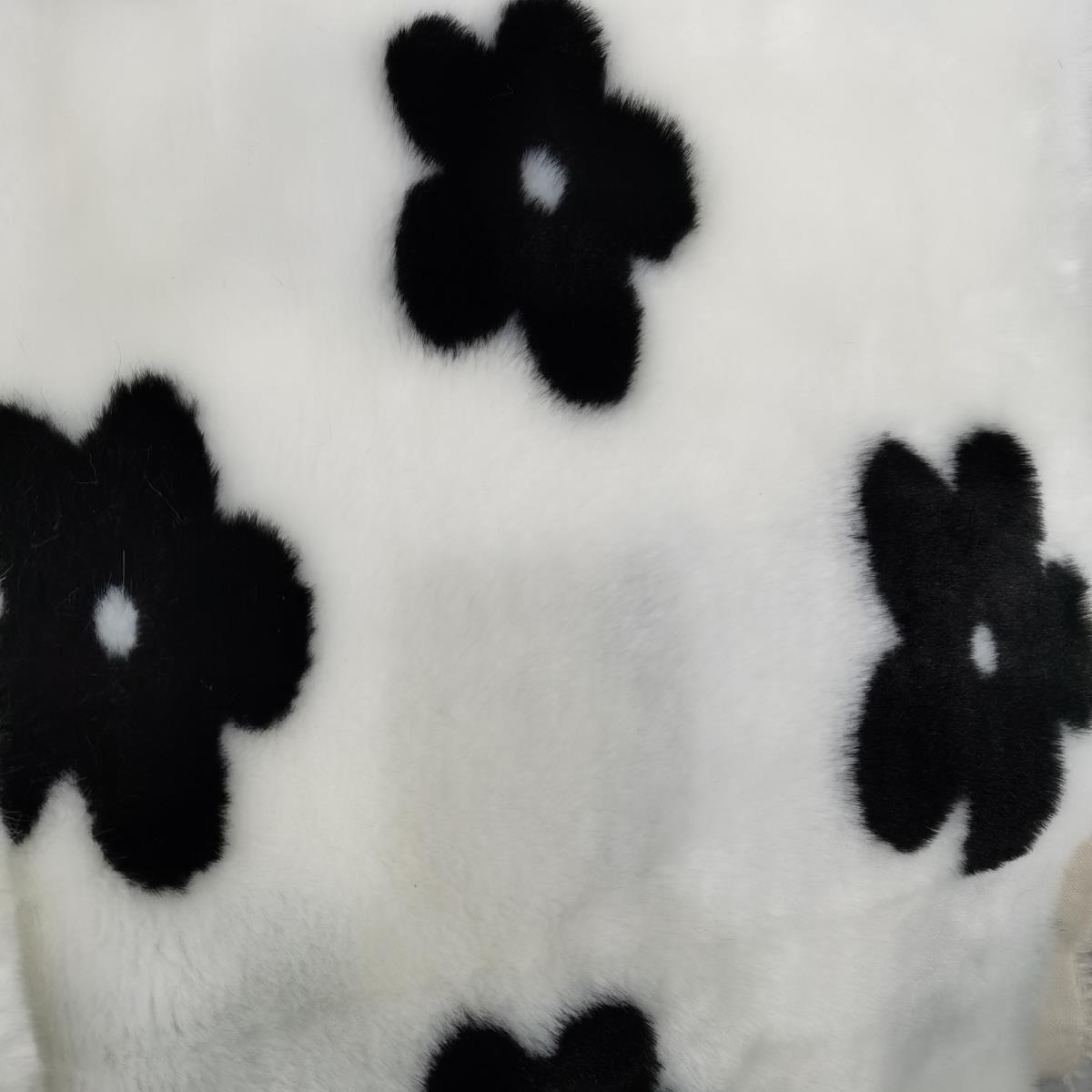 厂家现货供应提花兔毛 白底黑花 花朵毛绒 服装抱枕靠垫绒布面料