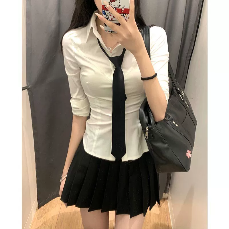 Горячая девушка хочет оригинальную форму JK