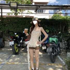 红人馆吊带背心女夏外穿超火减龄黄色法式设计感碎花无袖上衣