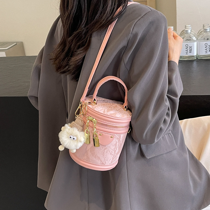 Bolso de mano popular de este año, bolso de mano para mujeres, verano 2024 nuevo estilo simple, bolso de hombro universal, bolso de cubo de tendencia explosiva.