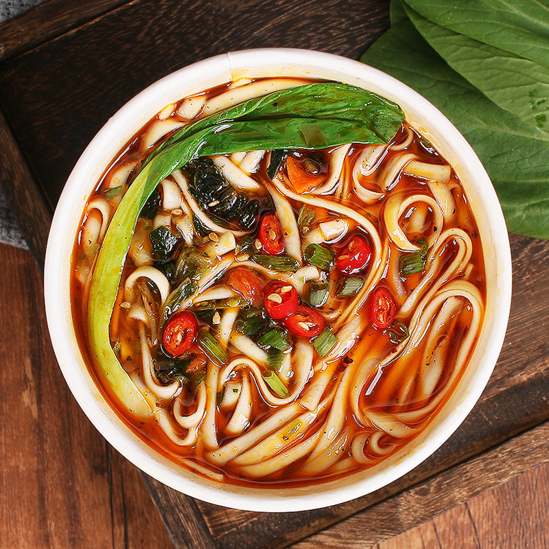 Qu Xiaochan Hand-rolled noodles in barreled fast food beef noodles non-fried snacks instant noodles instant noodles wholesale in a whole box