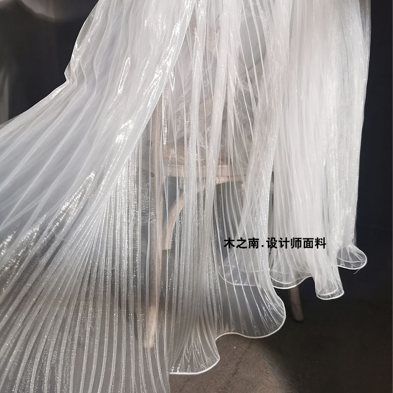 原创白色风琴褶大波浪镭射欧根纱 水光压褶礼服布料设计师面料