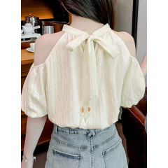 蝶結びの帯のデザイン感のある首のシャツの半袖の女性の夏の泡の袖のシフォンのシャツの透かし彫りの肩の上着の夏