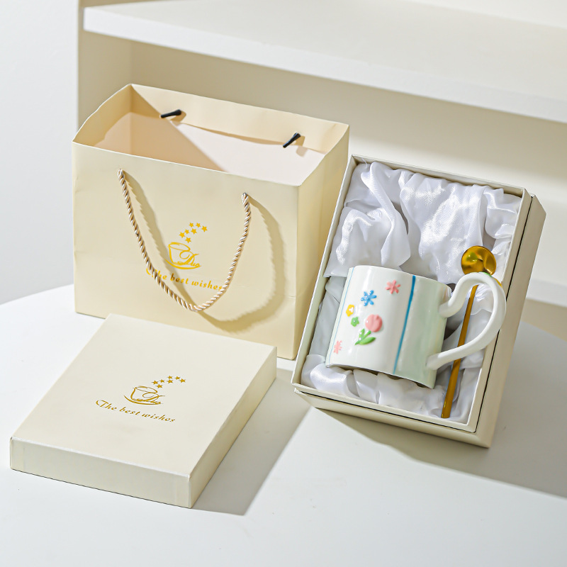 Taza de flores de cerámica para el hogar, taza de mano femenina de alto valor, taza de desayuno, taza de leche de corazón de niña, taza de agua, color bajo vidriado