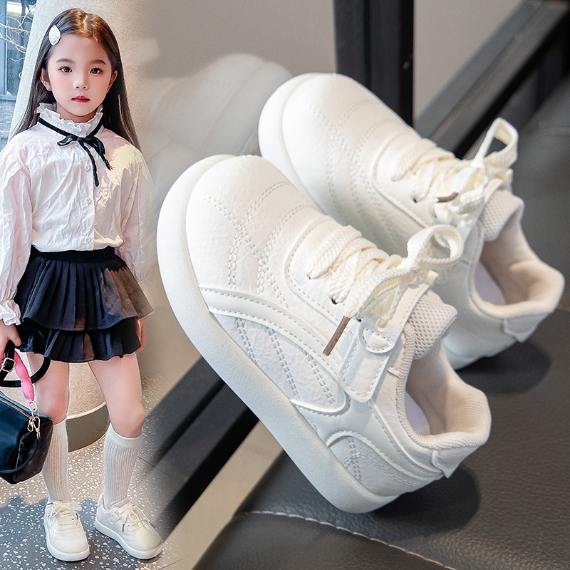 Zapatos deportivos de niñas estudiantes pequeños zapatos blancos versátiles primavera y otoño 2026 nuevos zapatos de skate para niños con suela suave zapatos casuales para niños