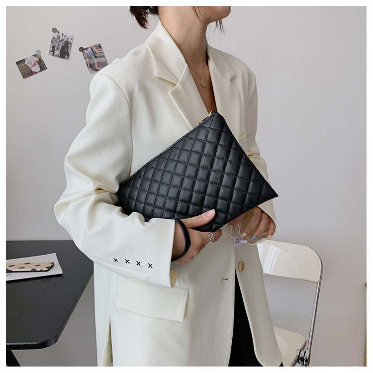 Retro Solid Color Texture Clutch Bag Simple Rhombic Soft Face Envelope Small Square Bag display picture 8