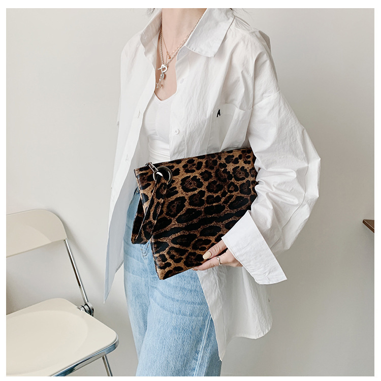 159g Weight Zipper Closure Type / Strap Type Clutch Bag Bags Type Casual, Daily Occasion Pu Leather Material Cows, Zebra, Leopard Pattern All Seasons Season Women's Gender Vintage Style, Classic Style Style Square Shape Small Size Women's Small Pu Leather Cows Zebra Leopard Vintage Style Classic Style Square Zipper Clutch Bag 13