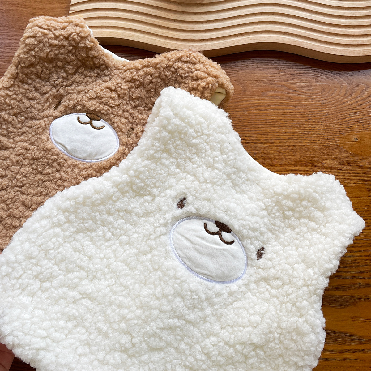 Bebé Otoño e Invierno engrosada lana de cordero sin mangas chaleco Corea del Sur bebé oso bordado chaleco pequeño abrigo con sombrero para libre