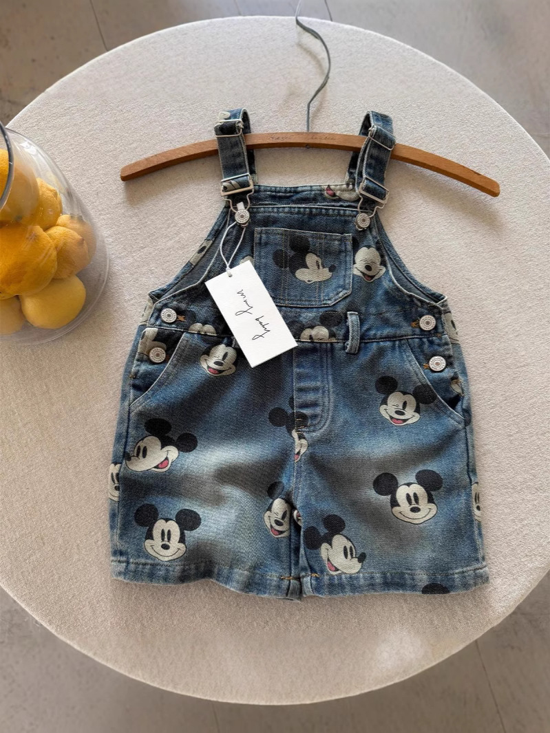 Nuevos pantalones cortos de mezclilla con estampado de dibujos animados sin mangas para niños y bebés, estilo moderno de verano 2026, pantalones cortos de mezclilla finos.