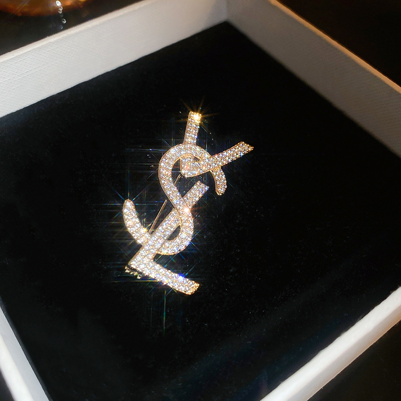 Chanel estilo luz lujo ZIRCON carta broche de moda de alta gama personalidad nicho temperamento suéter pin ramillete para las mujeres