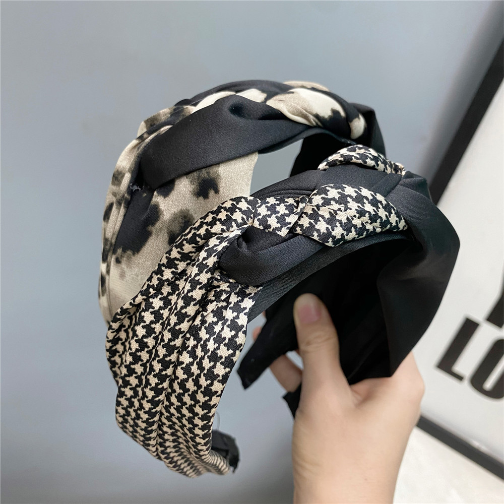 Retro Houndstooth Headband Broad-edged Black And White Leopard Print Twist Braid Hair Accessories display picture 2