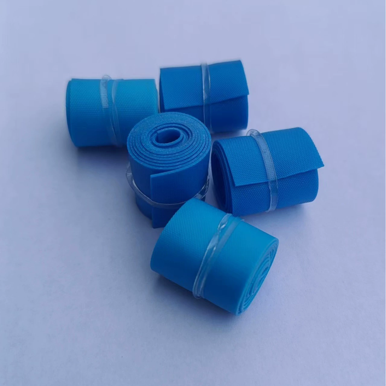 Производитель поставляет оптом одноразовые жгуты с сумкой, одноразовые рулоны эластичных жгутов без латекса из ТПЭ.