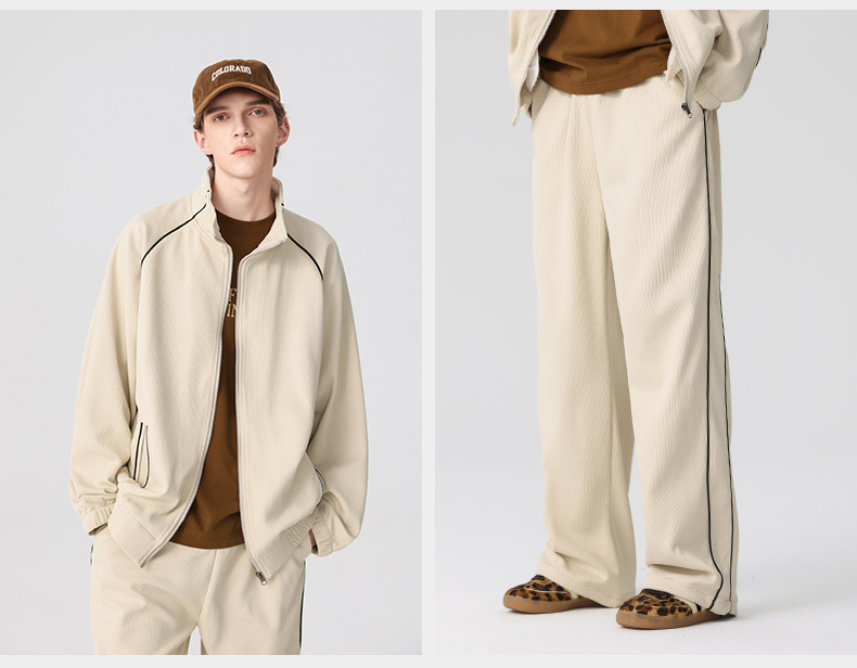 Completo casual da uomo alla moda con colletto alto, giacca, pantaloni a gamba larga, modello cardigan dal design ampio abbinato a pantaloni sportivi_voghion.com