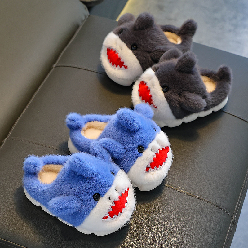 Tiburón otoño invierno zapatillas de algodón para niños, niñas y niñas, calentamiento y veludo antideslizante para padres e hijos, bolsas de tacones de algodón para niños mayores.