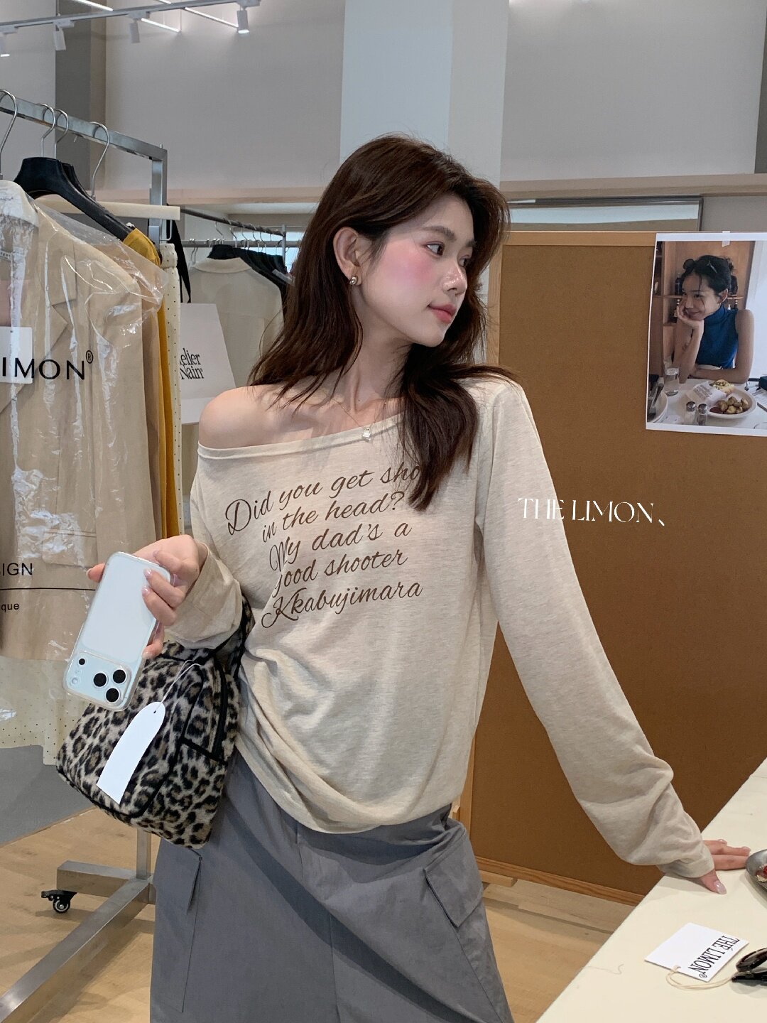 Áo thun nữ tay dài cổ tròn in chữ, phong cách Hàn Quốc, chất liệu cotton thoáng mát — màu đen, màu trắng, màu xám, màu vàng chi tiết 24