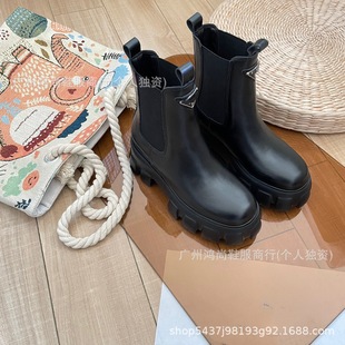 ����ͬ�����ǘ��Р���ѥ��ɫţƤ�ɸ��X݆���ɾo��һ�_�Ŷ�ѥ��Ů