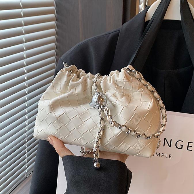 Nicho Zhong bolso de tejido casual para mujeres 2024 verano nueva moda versátil bolso de hombro bolso de cubo de cadena plegada