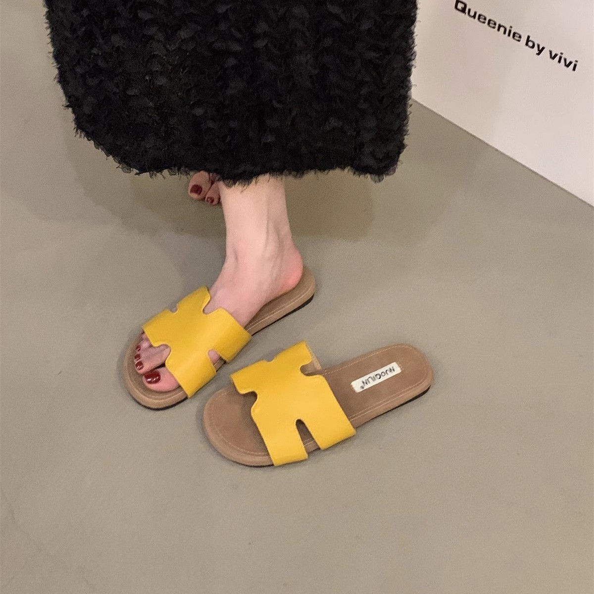 Sandalias y pantuflas francesas planas, zapatos de mujer, ropa exterior de moda 2025 nuevo verano con falda, sandalias de playa junto al mar