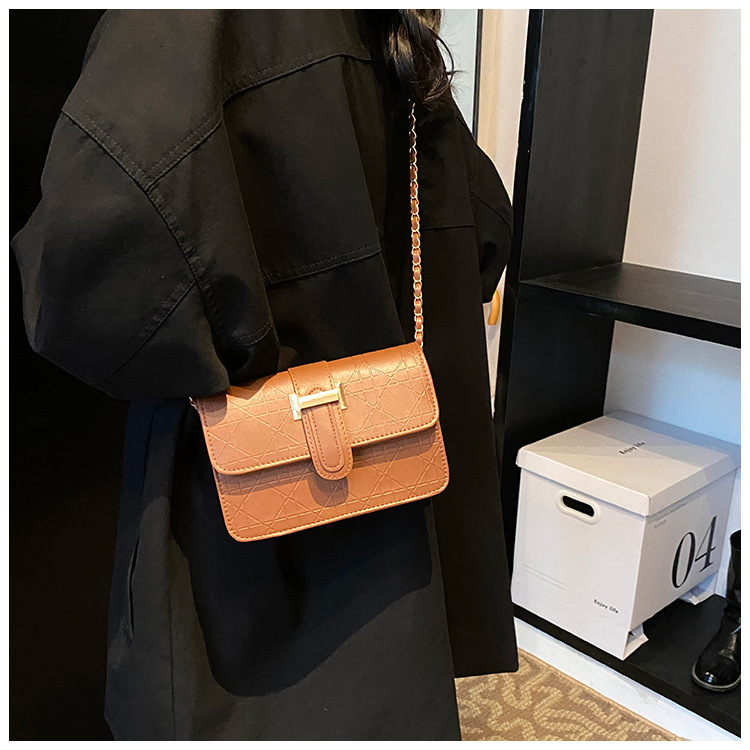 This stylish, high-quality, and trendy hand-held crossbody bag is a new cross-border women's bag for autumn and winter 2024. It features a checkered commuter single-shoulder bag undefined