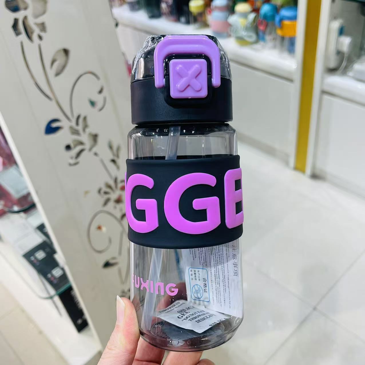 Jinshi 2024 nuevo estilo de taza de agua de plástico de 700ml de gran capacidad con revestimiento de silicona taza de paja fábrica al por mayor