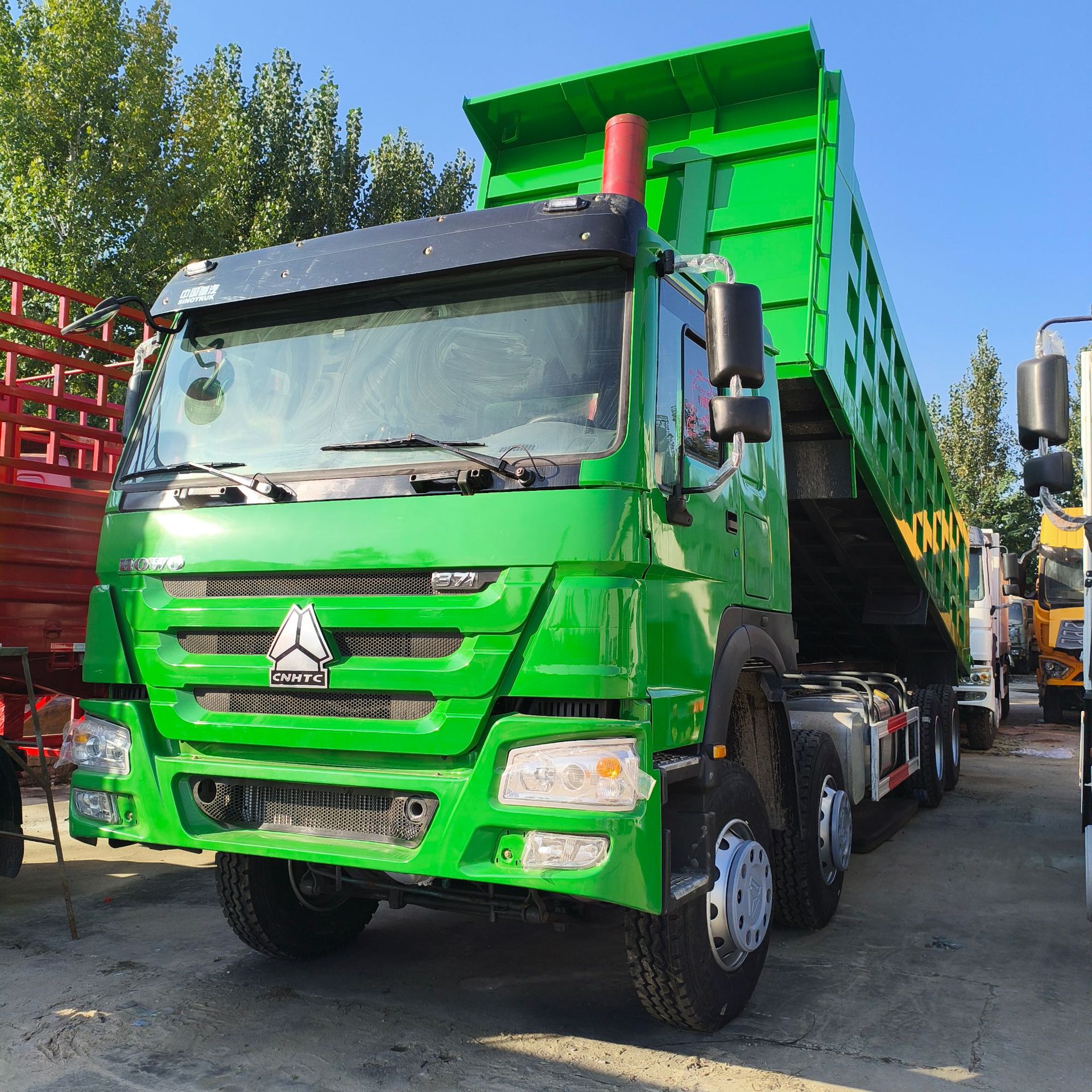 Exporting Howo 350-Horsepower Cement Tanker, Large 12-Cubic-Meter and 14-Cubic-Meter Cement Tanker
