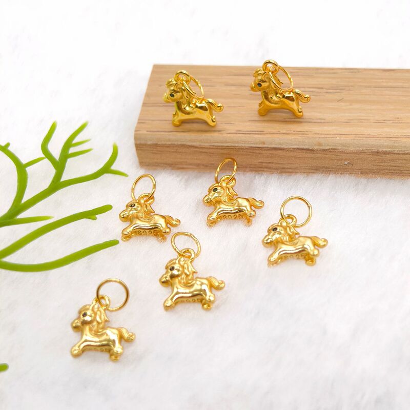 New Trendy Chinese Zodiac Horse Pendant Necklace Accessory for the Year of the Horse, Featuring a Cute and Creative Design That Brings Good Luck and Wealth