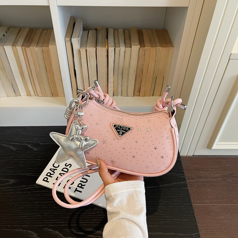 Bolso pequeño simple para mujeres 2026 verano nuevo estilo sensación de mochila de hombro sensación de moda diaria estrella remachada bolso pequeño