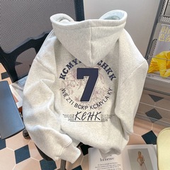 高級感のある灰色の銀狐の絨毯と帽子の衛衣の女性の晩秋の初冬はだらだらしている感じの帽子の上着を着ます。