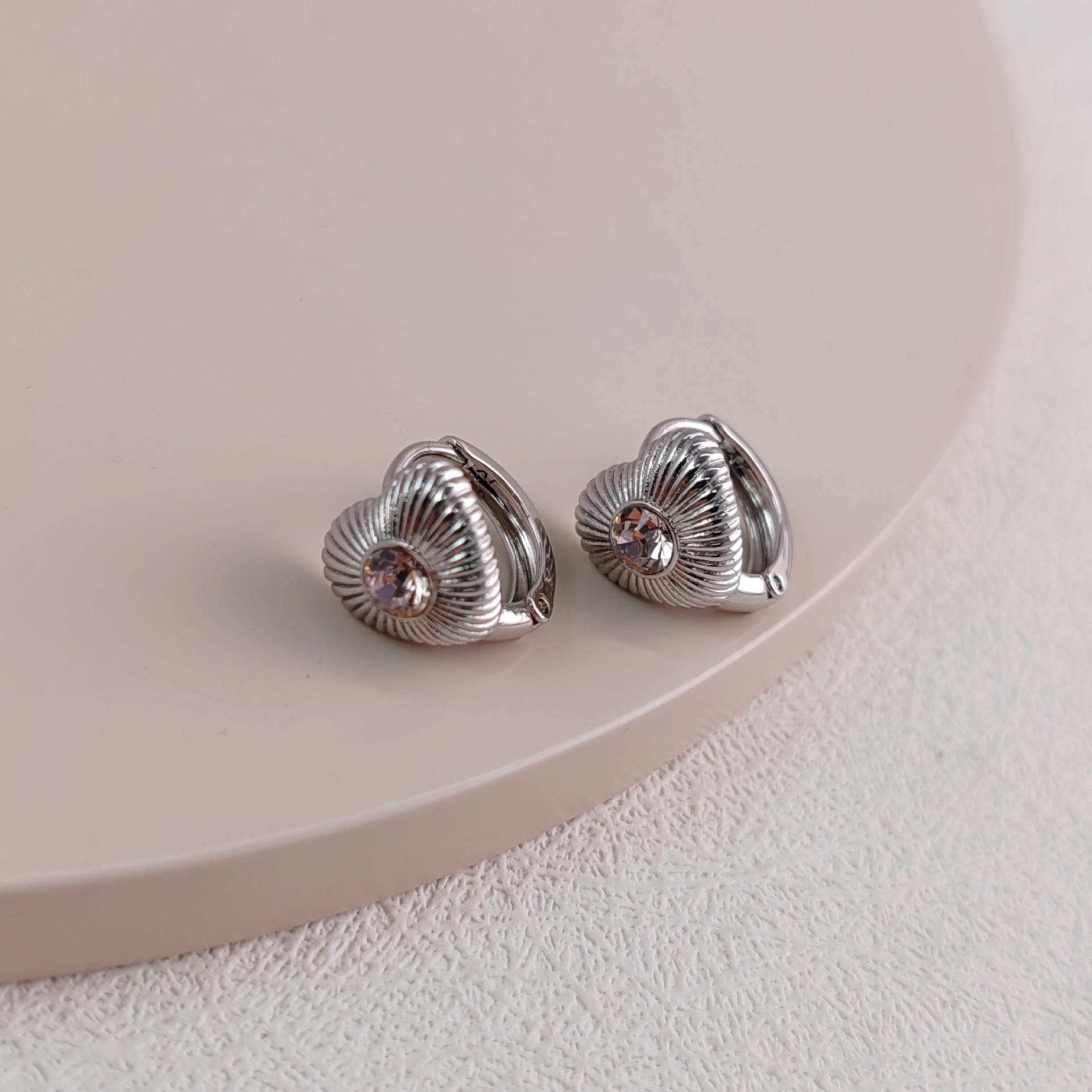 Xuping aleación de cobre chapado blanco simple diseño de cristal imitación serie de pendientes de orejas de orejas de nicho al por mayor