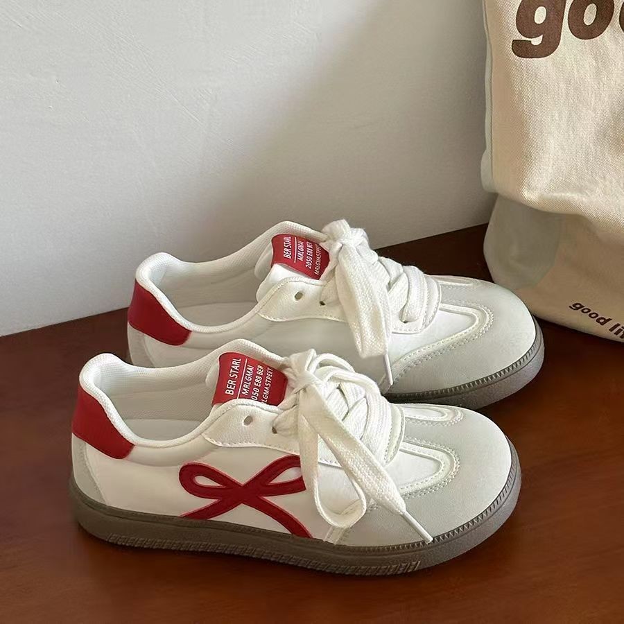 여성을위한 귀여운 KT 고양이 수 놓은 윤리적 인 훈련 신발 봄과 가을 새로운 한국어 틈새 시크 다목적 운동화 여성을위한 캐주얼 흰색 신발