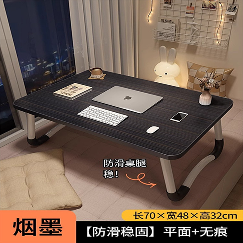 家庭用のノートパソコンの机が窓をはねています。|undefined