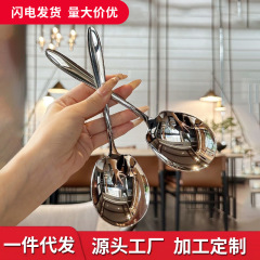 ステンレス製の大きなスプーン、厚みのあるサービングスプーン、見栄えの良い食器、ロングハンドルのパブリックスプーン、ホームレストランのインターネットセレブサービングスプーン