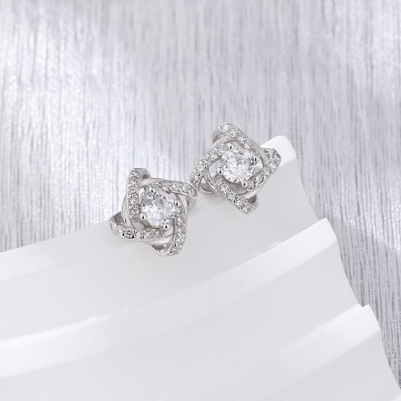 Pendientes de trébol de cuatro hojas de plata s925, lujo ligero, sentido de alta gama, pendientes de todo fósforo de moda, sentido de diseño, pendientes de temperamento simple de nicho