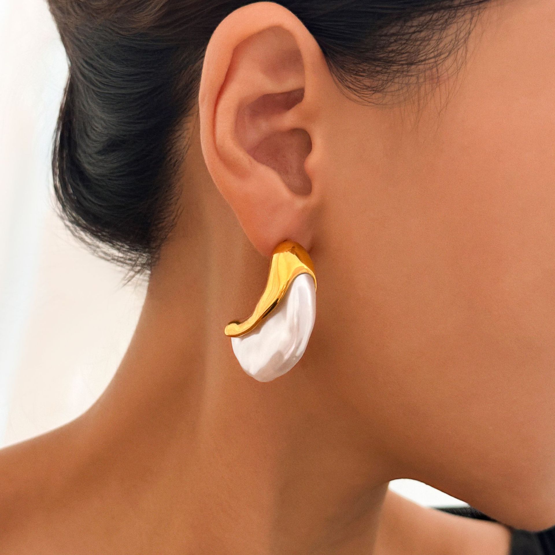 秋冬新款18k金不锈钢欧美风ins小众高级感香蕉耳饰仿珍珠月亮耳钉