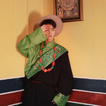 旅拍写真拉萨藏装男西藏服饰藏袍藏族传统服装爆款绿色织锦网红