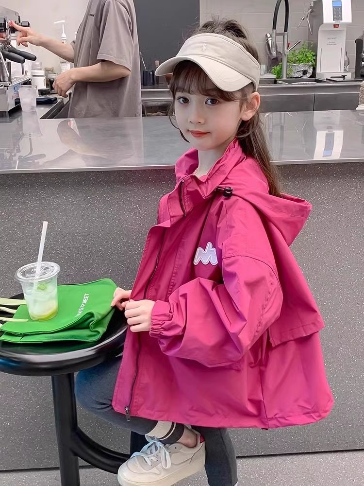 Chaqueta de niña primavera / otoño 2025 nueva chaqueta infantil de estilo extranjero ropa de primavera de niña pequeña chaqueta de asalto chaqueta encapuchada moda